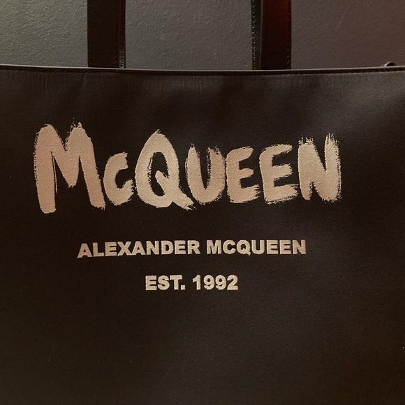 ALEXANDER McQUEEN Graffiti Edge Tote in Black/Off White - Picture 6 of 11